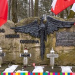 Kwatera Żołnierzy Wyklętych na Cmentarzu Wojskowym. Na murze płaskorzeźba orła w koronie. Napis Bóg Honor Ojczyzna