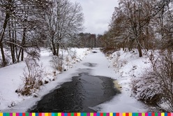Zamarznięta rzeka zimą