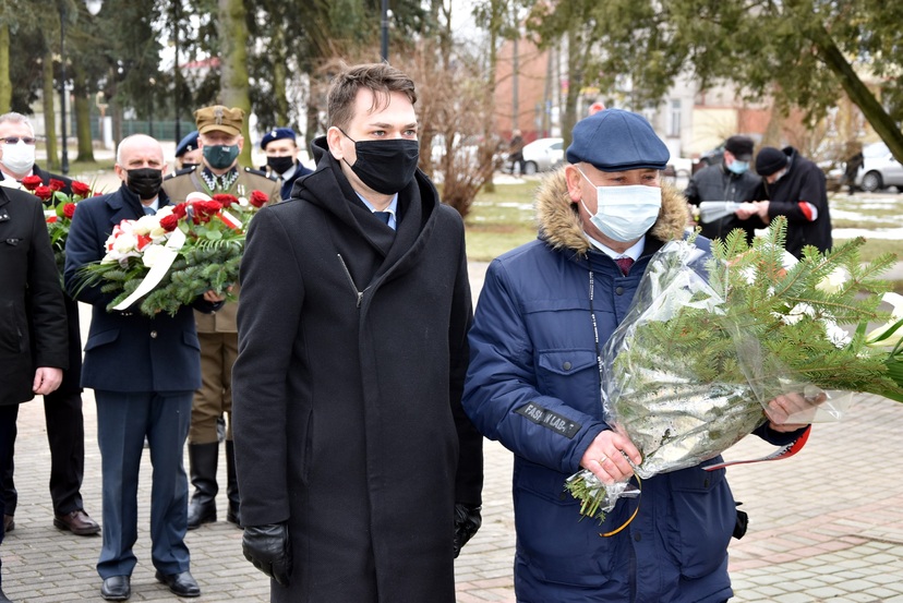 Radny Piotr Modzelewski i wicemarszałek Marek Olbryś składaja kwiaty