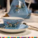 Porcelanowy zestaw herbaciany w kolorze błękitnym zdobiony kwiatami.