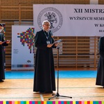 Rektor białostockiego wyższego seminarium duchownego przemawia. Obok niego po lewej widoczny alumn oraz z prawej strony abp Tadeusz Wojda