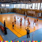 Mężczyźni grający w koszykówkę. Widok z góry