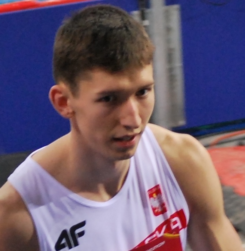 Damian Czykier w sportowym stroju, uczestnik tegorocznych Halowych ME w biegu na 60 metrów przez płotki