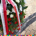 Wieniec z widoczną biało-czerwoną wstęgą z napisem Marszałek Województwa Podlaskiego 