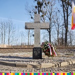 Pomnik-Krzyż w miejscu wykolejenia się cysterny.