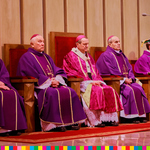 Na zdjęciu siedzi 5 duchownych unranych w granatowe ornaty, trzech z nich ma granatowe nakrycia głowy