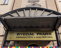Zadaszenie nad wejściem głównym do Wydziału Prawa Uniwersytetu w Białymstoku.