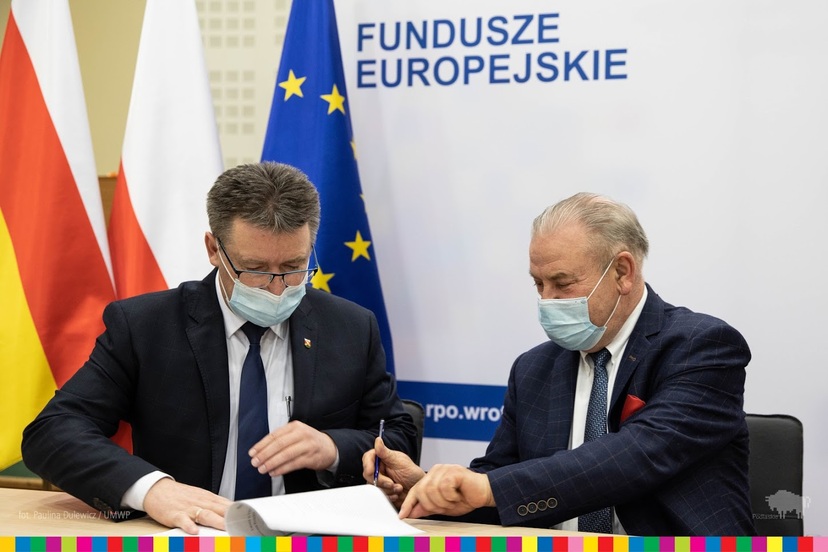 Józef Wiśniewski, Wójt Kolno oraz wicemarszałek Marek Olbryś podpisują umowę na sfinansowanie budowy świetlicy.