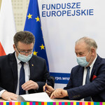 Wójt gminy Kolno Józef Bogdan Wiśniewski oraz wicemarszałek Marek Olbryś podpisują umowę.
