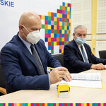 Jarosław Kos, wójt Zambrowa i Marek Olbryś, wicemarszałek podpisują umowę.