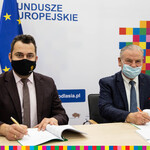 Mariusz Chrzanowski, prezydent Łomży i Marek Olbryś, wicemarszałek podpisują umowę.