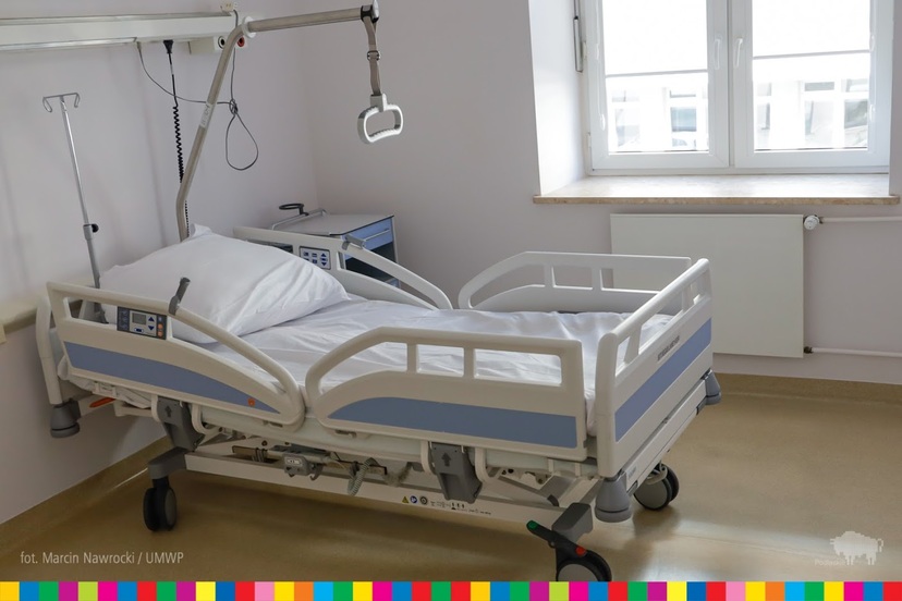 Sala szpitalna z łóżkami