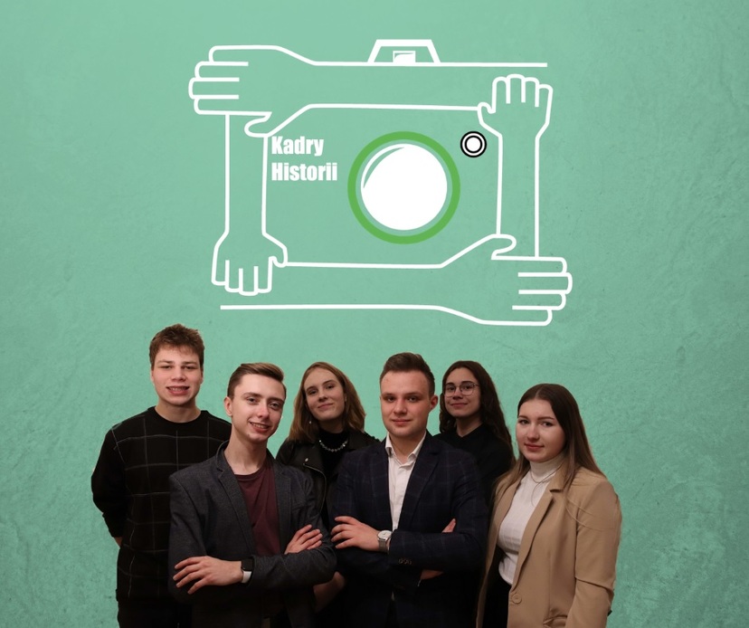 Grafika ukazująca grupę młodzieży oraz ułożone dłonie tworzące aparat