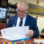 Wicemarszałek Marek Olbryś podpisuje umowę o dofinansowanie