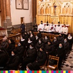 Na zdjęciu widoczne osoby konsekrowane oraz alumni z chóru Archidiecezjalnego Wyższego Seminarium Duchownego w Białymstoku