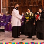 Siostry zakonne składają podziękowania i przekazują kwiaty abp Tadeuszowi Wojdzie za czteroletnią posługę duszpasterską w Archidiecezji Białostockiej