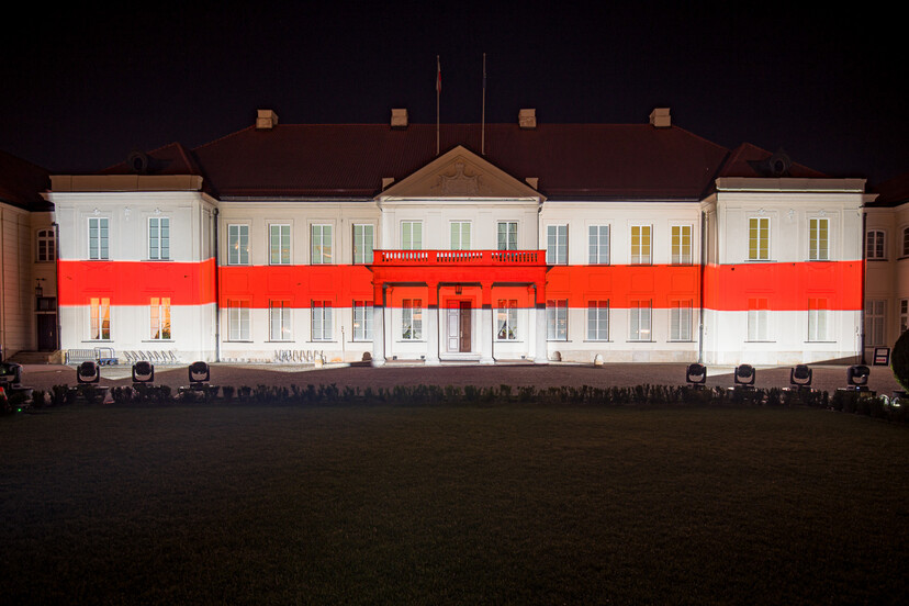 Pałac Prezydencki podświetlony kolorami flagi białoruskiej.