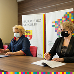 Członek zarządu Wiesława Burnos z Ewą Kulikowską, burmistrzem Sokółki podpisują umowę.