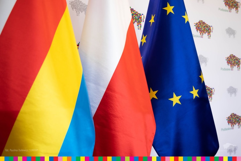 Flagi województwa podlaksiego, Rzeczpospolitej i flaga Unii Europejskiej.