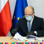Marszałek Artur Kosicki podpisuje umowę o dofinansowanie szkól zawodowych na terenie powiatu białostockiego