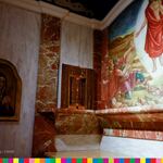 Na ścianie widoczne malowidło przedstawiające scenę Zmartwychwstania Pańskiego
