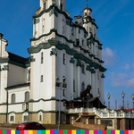 Widoczny wystylizowany na barok kościół z dwoma dużymi wieżami
