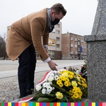 Dyrektor Jabłoński składa kwiaty pod pomnikiem Jana Pawła II>