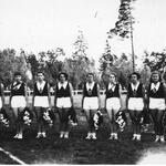 Drużyna piłki ręcznej kobiet Jagiellonii Białystok przed towarzyskim meczem z reprezentacją Jugosławii, który został rozegrany w 1935 roku na Stadionie Zwierzynieckim w Białymstoku. Fot. Narodowe Archiwum Cyfrowe.