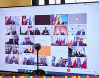Ekran, na którym widać twarze osób, biorących udział w spotkaniu