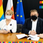 Podpisanie umowy przez przedstawicieli samorządu województwa: Wiesławę Burnos i Stanisława Derehajło