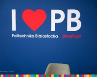 Napis I Love (serduszko)  Politechnika Białostocka oraz pb.edu.pl na niebieskim tle.