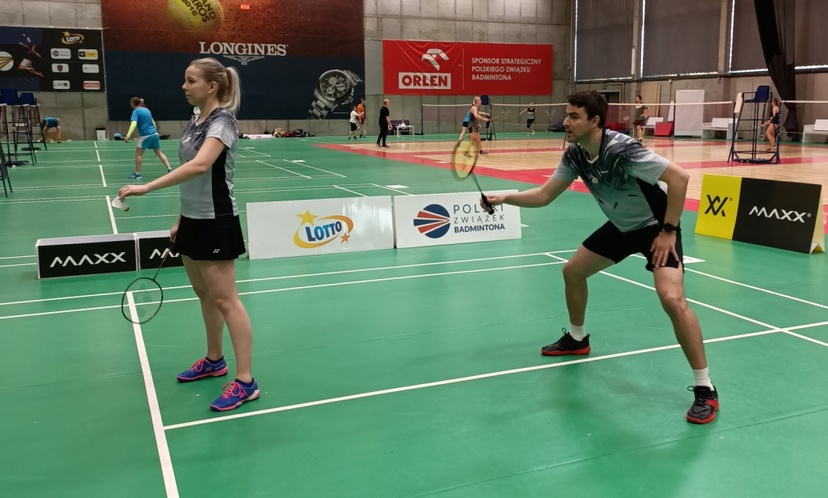 Zawodniczka i zawodnik białostockiego Hubala gra w badmintona
