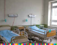 Dwa szpitalne łóżka na sali