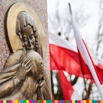 Płaskorzeźba Matki Bożej Katyńskiej. W tle widoczne powiewające biało-czerwone flagi