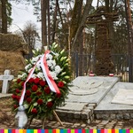 Krzyż katyński na Cmentarzu Wojskowym w Białymstoku, pod którym znajduje się ziemia z miejsca kaźni polskich oficerów