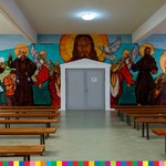 Zdjęcie kaplicu z muralem pokrywającym całą ścianę