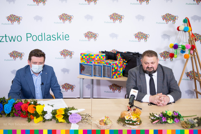 Wicemarszałek Stanisław Derehajło po prawej i Zastępca dyrektora Mariusz Rytel siedzą za stołem