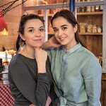 Siostry prowadzące Kuchnię Dobromil stoją obok siebie w restauracji.