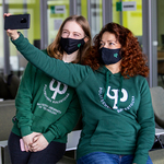 Dwie kobiety robią selfie ze sobą telefonem komórkowym