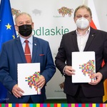Marek Olbryś, Wicemarszałek Województwa Podlaskiego oraz Adam Niebrzydowski, burmistrz Jedwabnego podpisują umowy o dofinansowanie inwestycji w gminie Jedwabne