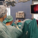 Lekarz prowadzi operację patrząc na ekran monitora