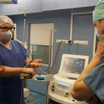 Dwóch lekarzy rozmawia przy urządzeniu medycznym
