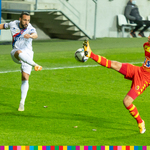 Piłkarz Jagiellonii blokuje nogą strzał oddany przez piłkarza Rakowa Częstochowa