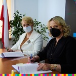 Wiesława Burnos, Członek Zarządu Województwa, Jolanta Gudalewska, Burmistrz Krynek przy podpisaniu umowy o dofinansowanie.