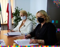 Jolanta Gudalewska, burmistrz Krynek oraz Wiesława Burnos, członek zarządu województwa podpisują umowę