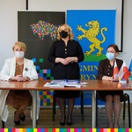 Wiesława Burnos, Członek Zarządu Województwa, Jolanta Gudalewska, Burmistrz Krynek oraz Wioletta Utko, Skarbnik Gminy przy podpisaniu umowy o dofinansowanie.
