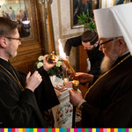 Abp Sawa przekazuje Święty Ogień ksiedzu prawosławnemu