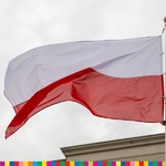 Powiewająca flaga biało-czerwona na maszcie