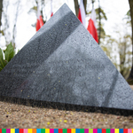 Piramida, na której jest wygrawerowany napisa