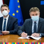 Andrzej Szewczuk, dyrektor Szpitala w Siemiatyczach oraz Marek Malinowski, członek Zarządu Województwa Podlaskiego przy podpisaniu umowy o dofinansowanie.